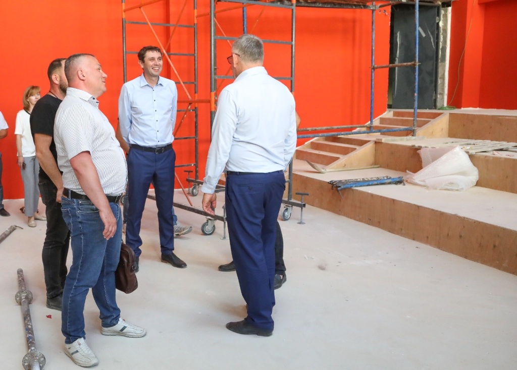 Сергей Петрин проинспектировал ход реконструкции школы №45 и капремонта школы №90 и дал ряд поручений Сергей Петрин проинспектировал ход реконструкции школы №45 и капремонта школы №90 и дал ряд поручений