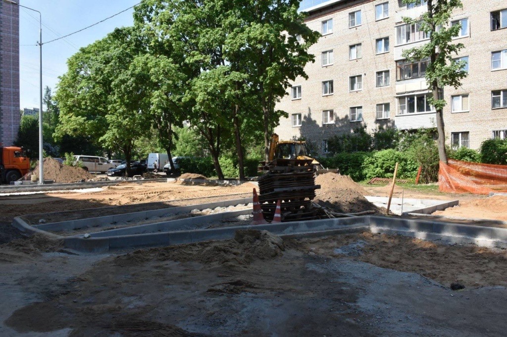 Комплексное благоустройство двора в подмосковной Ивантеевке: новые парковки и детская площадка Комплексное благоустройство двора в подмосковной Ивантеевке: новые парковки и детская площадка