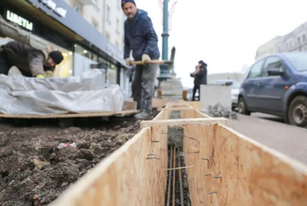 В центре Воронежа продолжается обустройство объединенных пространств для высадки деревьев В центре Воронежа продолжается обустройство объединенных пространств для высадки деревьев