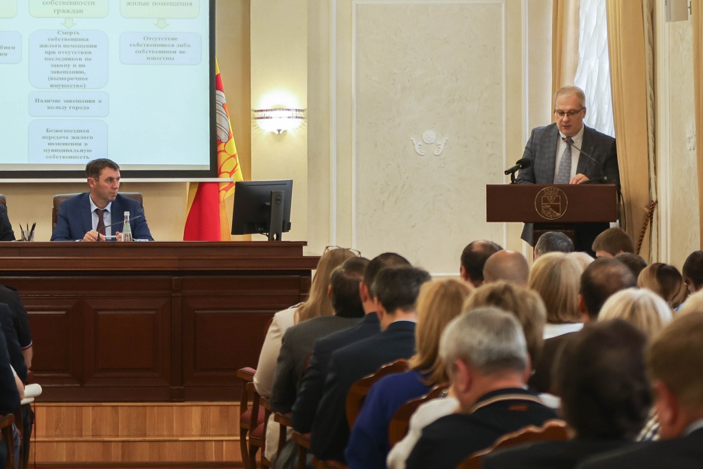 Сергей Петрин провел еженедельное совещание: усилен контроль за пополнением муниципального жилфонда и оптимизацией дорожного движения