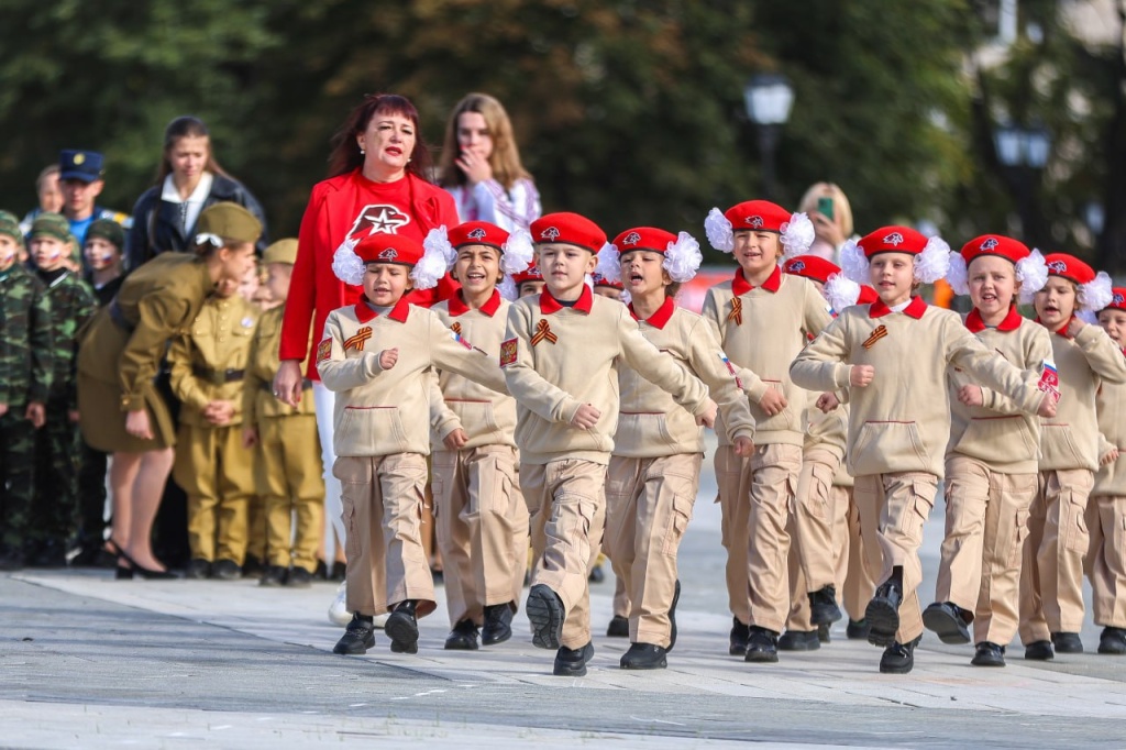 Торжественное посвящение в юнармейцы прошло на Адмиралтейской площади Воронежа