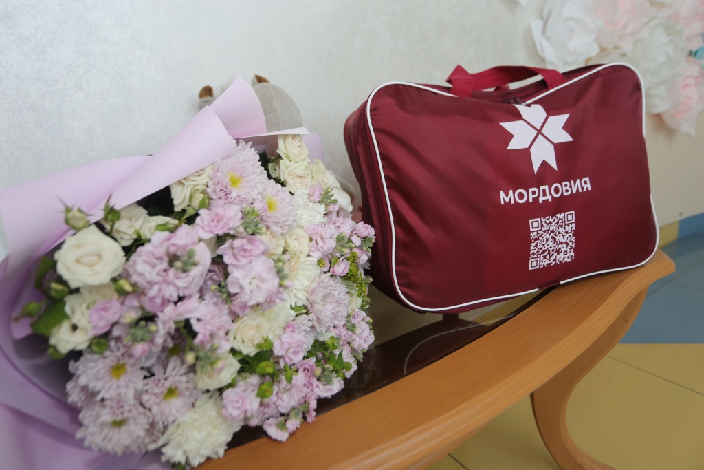 Глава Мордовии Артём Здунов поздравил многодетную семью Баландиных с рождением четвертого сына