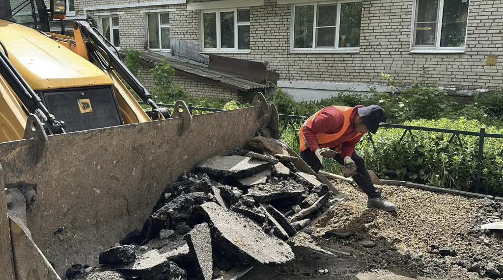 Двор в микрорайоне Росхмель подмосковного Пушкинского преображается: комплексное благоустройство завершится к 12 июля — появятся новый асфальт и свежие газоны Двор в микрорайоне Росхмель подмосковного Пушкинского преображается: комплексное благоустройство завершится к 12 июля — появятся новый асфальт и свежие газоны