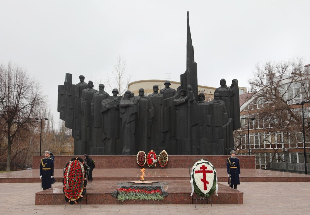 Сергей Петрин возложил цветы к могиле Неизвестного солдата Сергей Петрин возложил цветы к могиле Неизвестного солдата