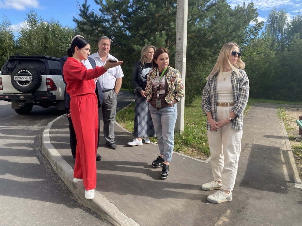 Визит уполномоченного главы Пушкинского в Ивантеевку: как прошло благоустройство двора на Фабричном проезде