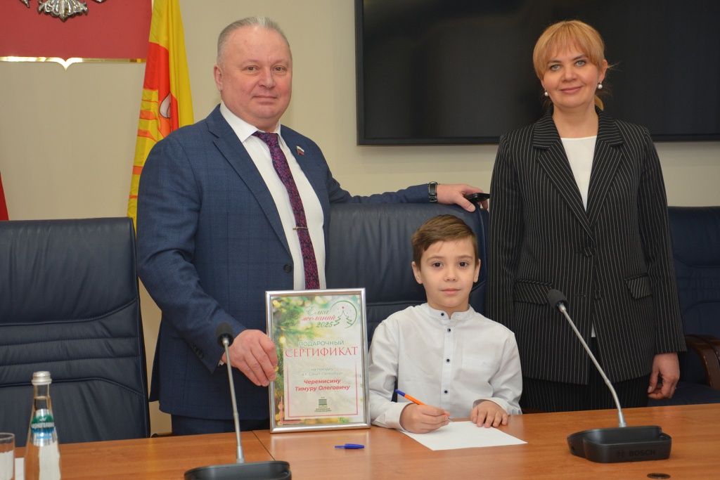 Вице-спикер воронежской Думы провёл экскурсию для участника акции «Ёлка желаний» по зданию парламента