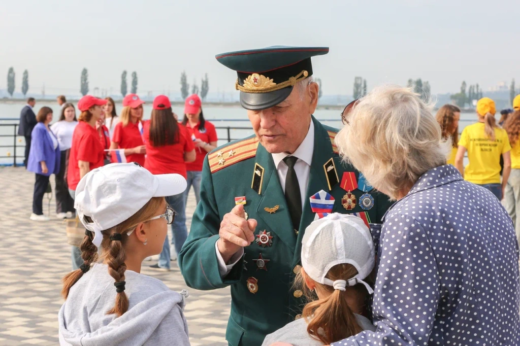 Мэр Сергей Петрин принял участие в торжественном развертывании стометрового триколора на дамбе Чернавского моста