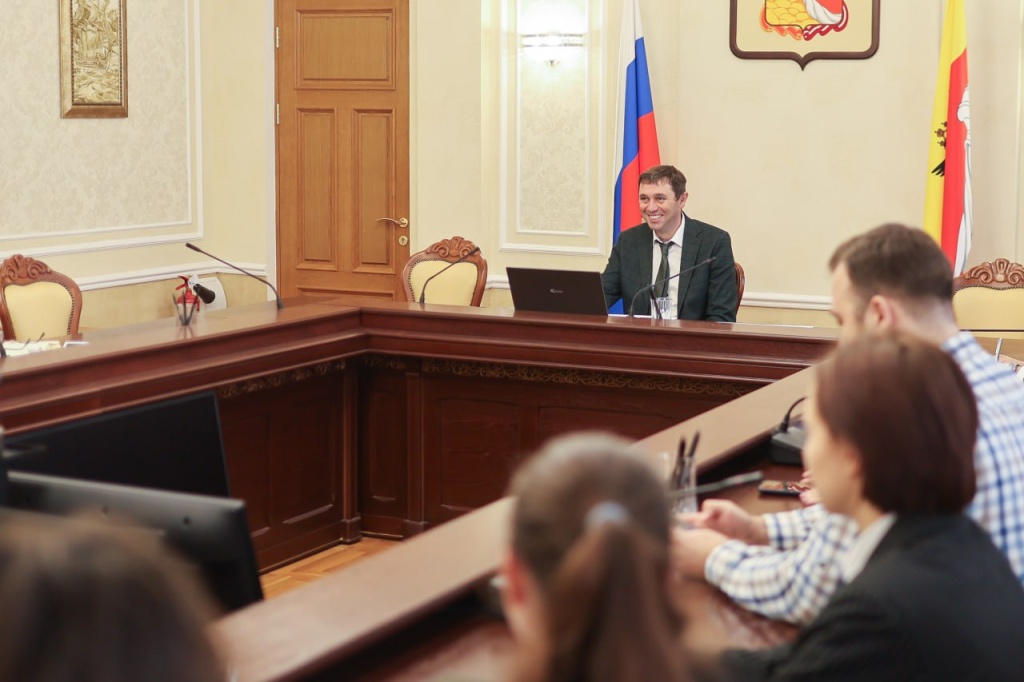 Сергей Петрин обсудил со школьниками их инициативы по созданию туристических троп в Воронеже Сергей Петрин обсудил со школьниками их инициативы по созданию туристических троп в Воронеже