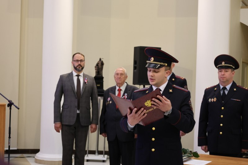 Торжественная церемония принятия присяги: 11 молодых сотрудников МВД Мордовии поклялись служить закону и народу