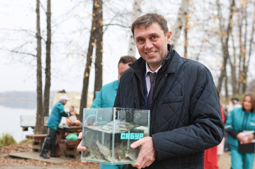 Мэр Воронежа Сергей Петрин поучаствовал в зарыблении Воронежского водохранилища