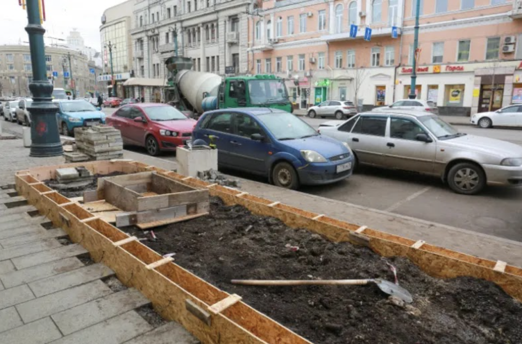В центре Воронежа продолжается обустройство объединенных пространств для высадки деревьев В центре Воронежа продолжается обустройство объединенных пространств для высадки деревьев