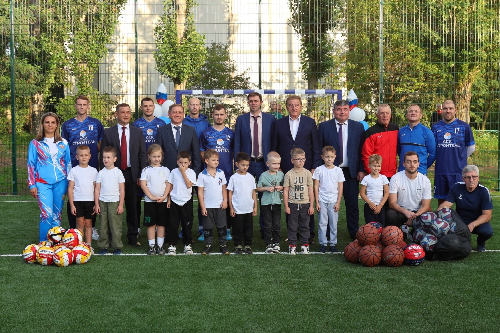 Мэр Воронежа Сергей Петрин посетил церемонию открытия новых спортплощадок в микрорайоне Придонской