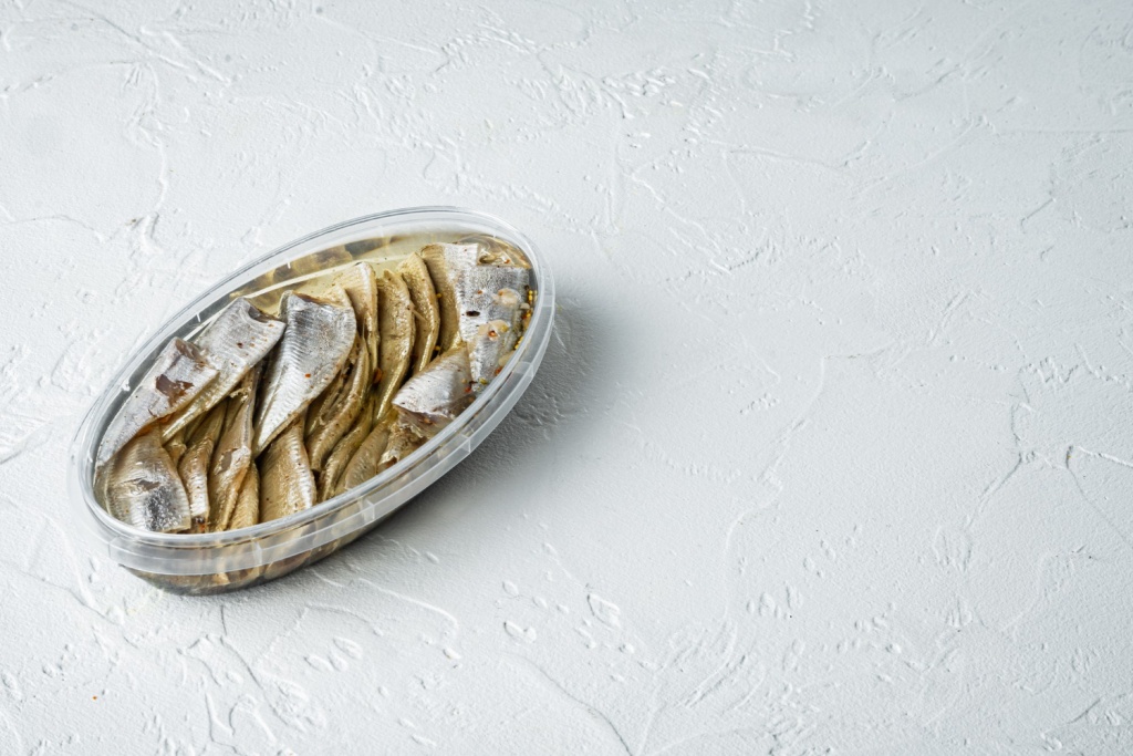 Граждане РФ переходят с рыбных консервов на пресервы