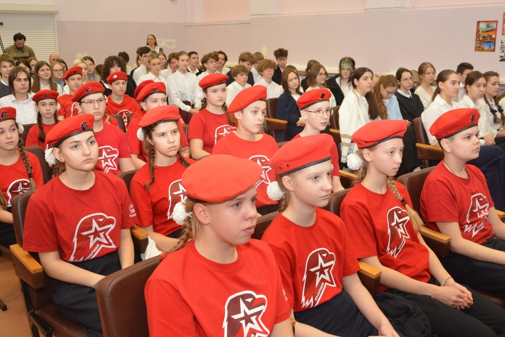 Андрей Дьяченко встретился со школьниками Воронежа: «Каждый должен быть готов встать на защиту Родины» Андрей Дьяченко встретился со школьниками Воронежа: «Каждый должен быть готов встать на защиту Родины»