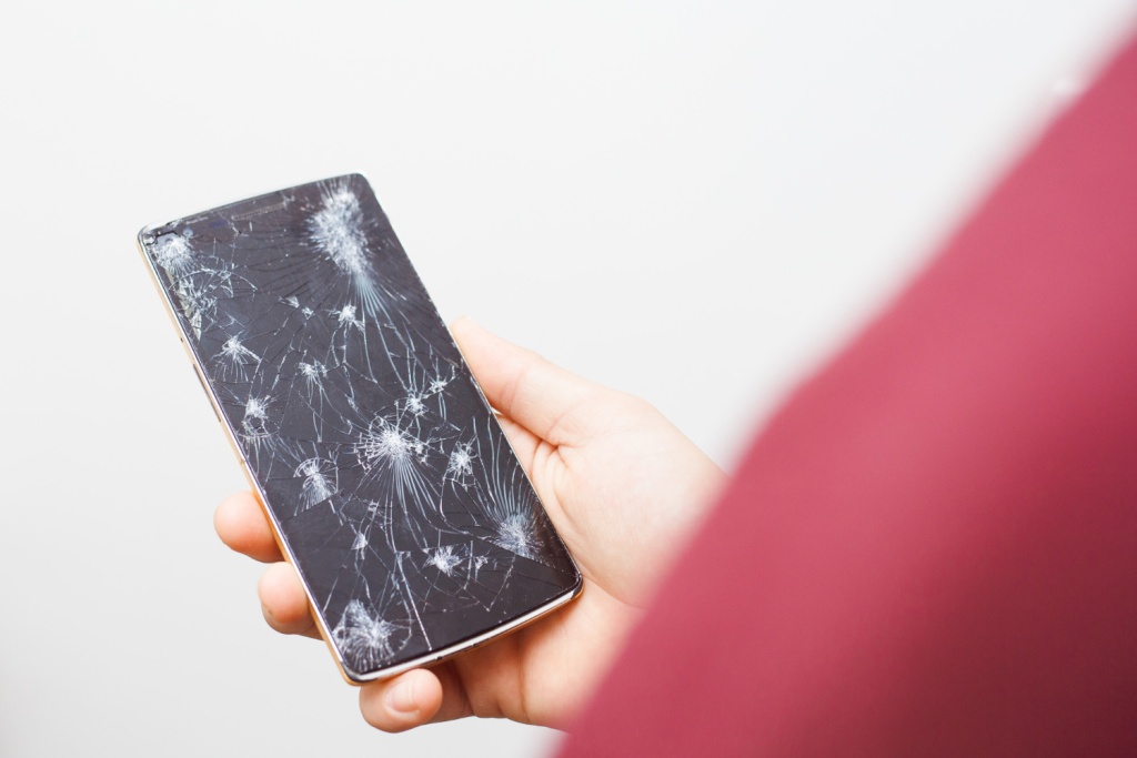 Половина россиян меняет смартфон только при его поломке