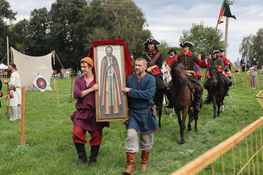 У стен Волоколамского кремля прошла военно-историческая реконструкция конного похода Александра Невского