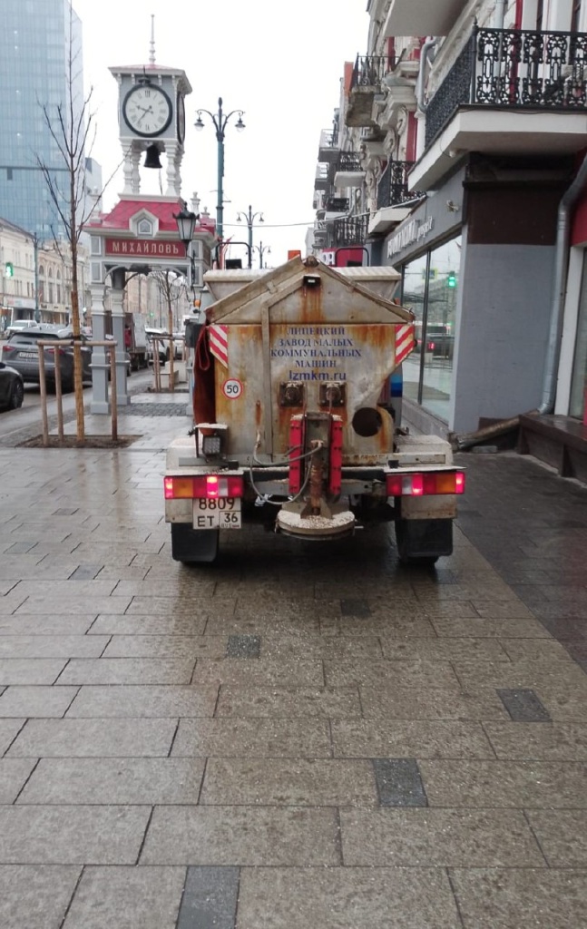 В Воронеже улицы и тротуары обрабатывают противогололёдными материалами В Воронеже улицы и тротуары обрабатывают противогололёдными материалами