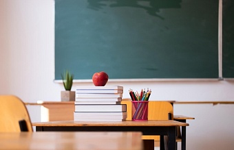 В Воронеже в новой школе установили мебель и оборудование