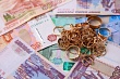 Полиция Иркутска задержала курьера мошенников, забравшего у женщины деньги и драгоценности